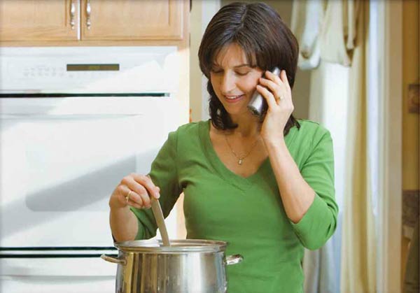 زن درحال صحبت هنگام پختن شام