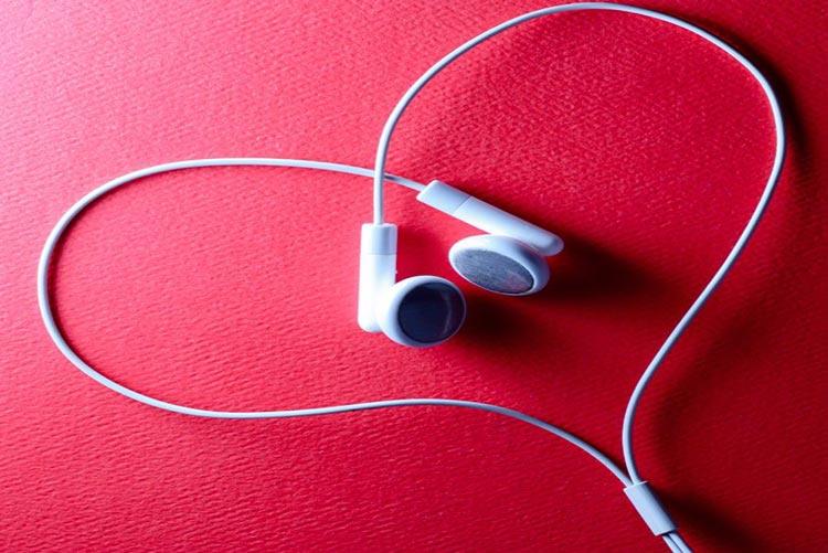 چگونه از طریق موسیقی و آهنگ ها، انگلیسی بیاموزیم: 8 توصیه 